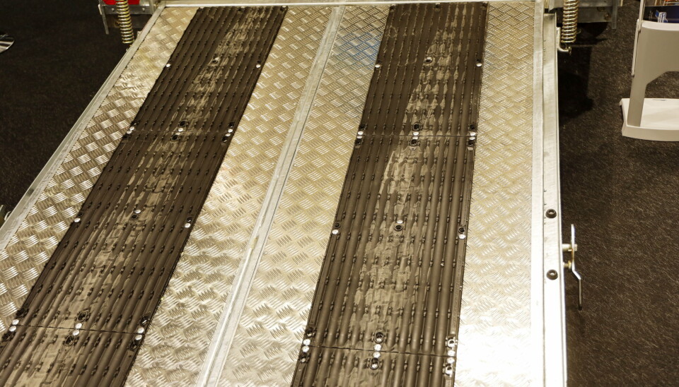 SIKRING: Kjørerampene er kledd med matter fra det kanadiske selskapet Super Clamp, slik at liftene ikke skal skli når de kjøres inn/ut av hengeren.