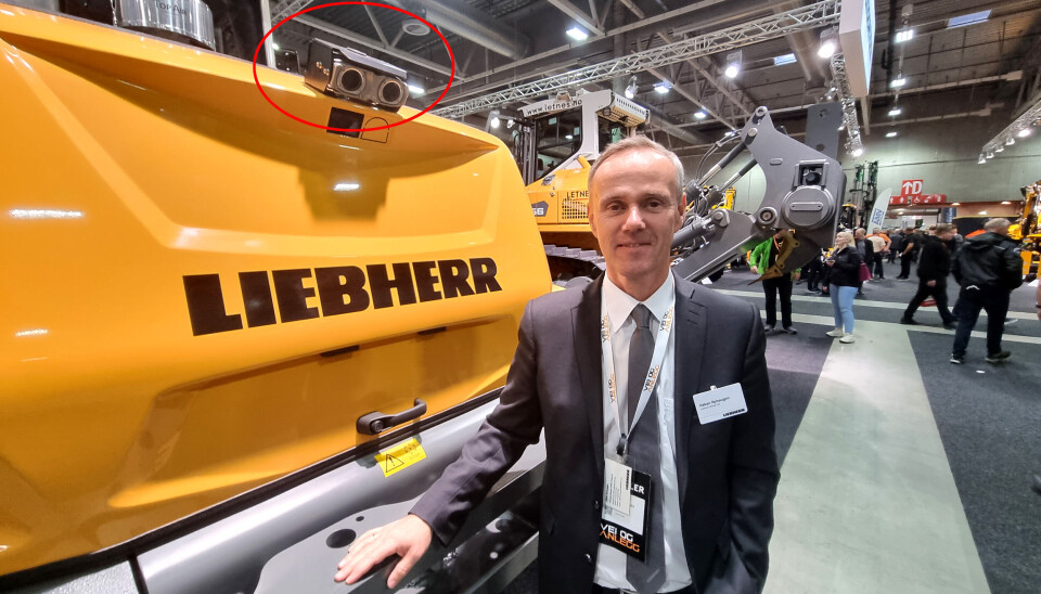 Ryggesystemet (se rød ring) har visse likhetstrekk med robotene Wall-E og Johnny 5 fra filmens verden. - Det er tilgjengelig som ekstrautstyr på alle våre medium og store hjullastere, sier Liebherr Norge-sjef, Håkan Nyhaugen.