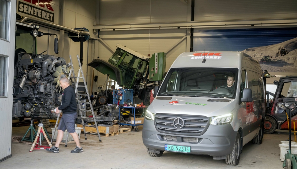 KLAR: Sander Fjelltun på Eik Senteret på Gol er klar for å reise ut til en traktorkunde med deres nye Mercedes Sprinter servicebil.