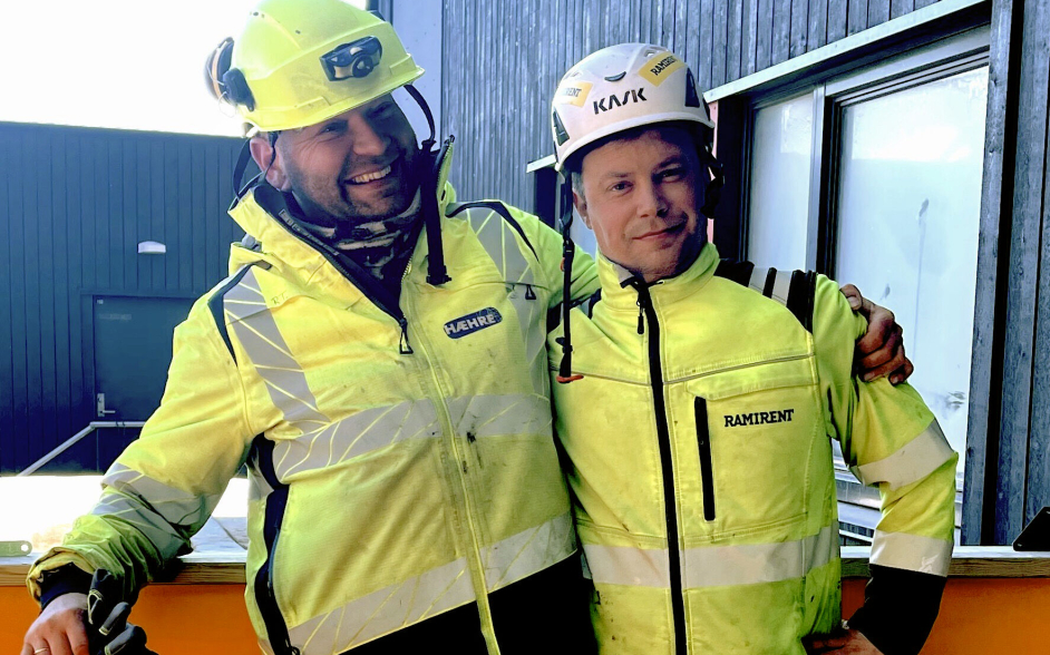 Hæhre Arctic og Ramirent har arbeidet tett sammen om det unike byggtørk-anlegget på Svalbard, her representert ved Ronny Tomren i Hæhre Arctic(t.v.) og Rune Sørensen i Ramirent.