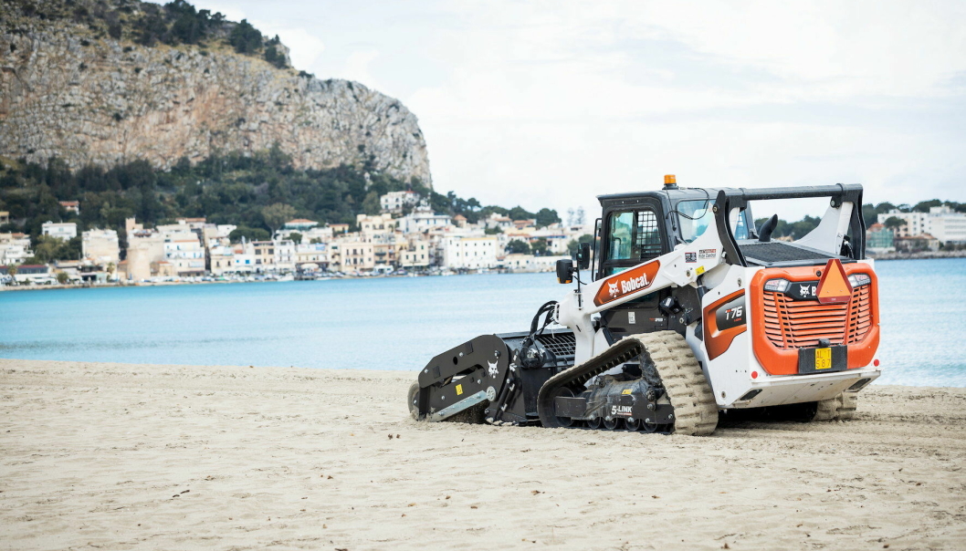 PÅ STRANDEN: På Mondello-stranden på Sicilia i Italia, belter denne Bobcat T76R-maskinen seg rundt og renser sanden.