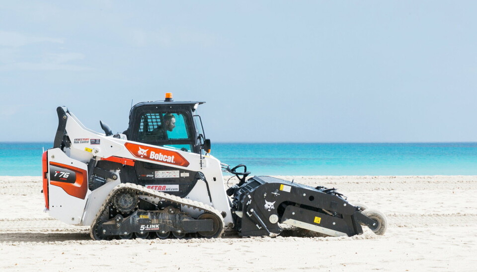 GRAVER SEG NED: Sand Cleaner-aggregatet renser ned til 20 cm og skiller ut smått avfall som sigarettsneiper, korker og trefliser.