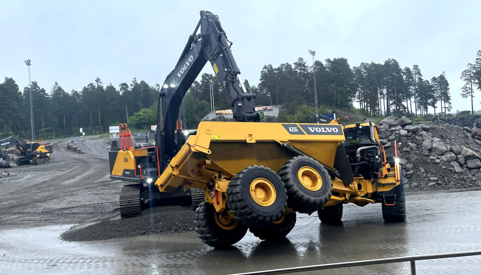 SVANESJØEN: Danseoppvisning med gravemaskin og rammestyrt dumper.
