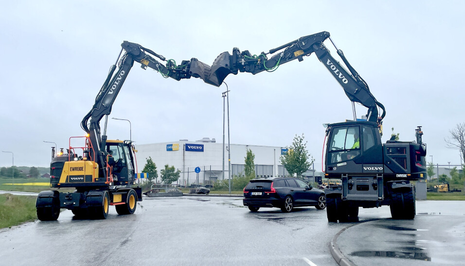 VELKOMMEN: Selvsagt er det to gravere som laget «Velkommen»-portalen.