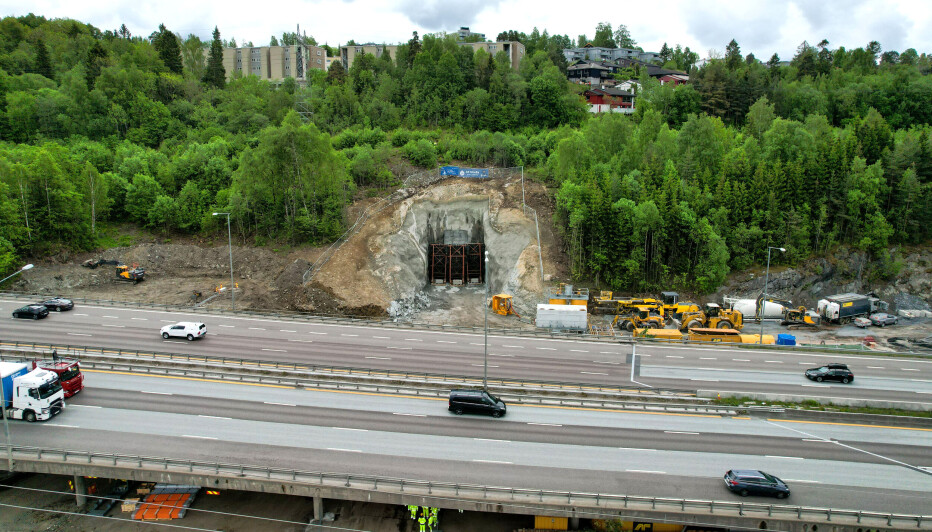Påhugget er rett ved E6 på Alna i Oslo, en av Norges mest trafikkerte veier. Derfor var den første salva nesten hermetisk lukket inne.