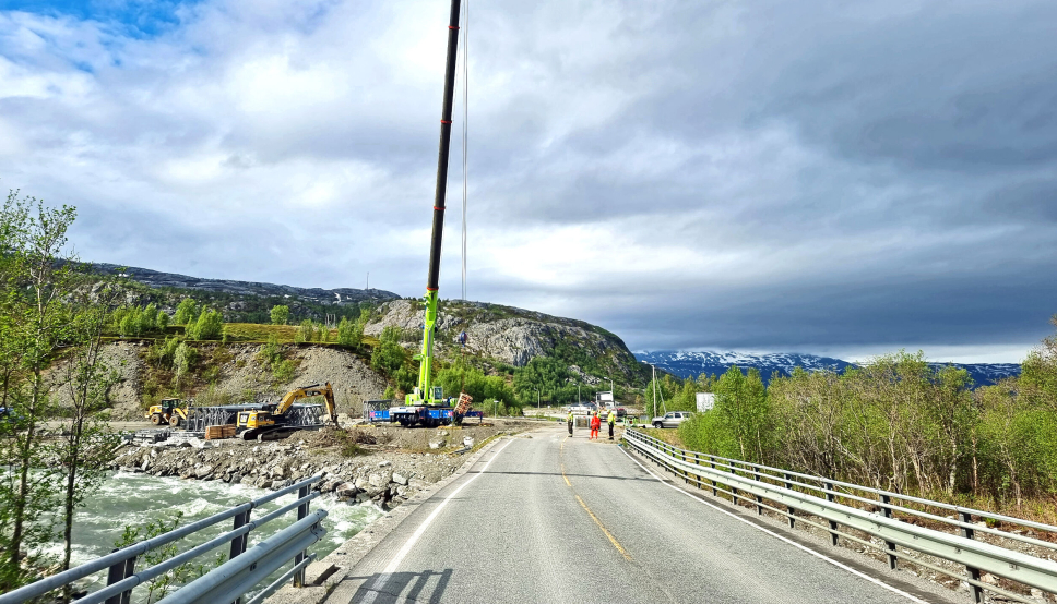 Arbeidet med den midlertidige brua er i gang, og i løpet av neste uke vil trafikken på E6 i Nord-Troms gå som normalt igjen.