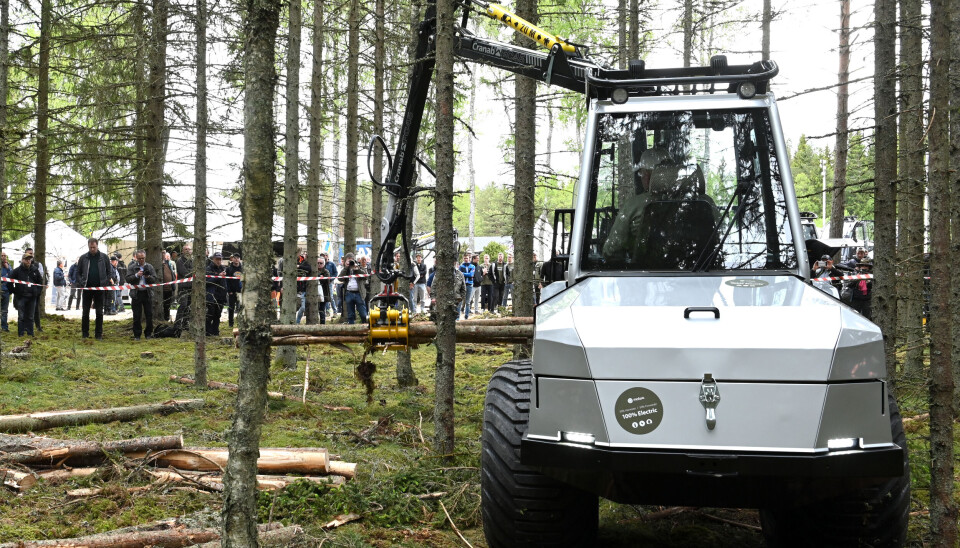 Mange var interessert i å se den elektriske prototypen i arbeid i svensk skog denne uken.