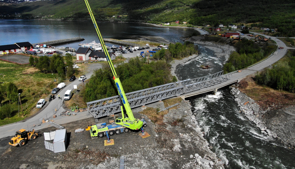 Mer enn halve brua var på plass søndag formiddag, og onsdag kan brua åpnes for trafikk igjen.