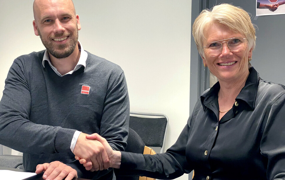 Fra venstre: Magnus Sutherland Kristensen, leder for Veidekke Bane, og Hanne Stormo, prosjektsjef i Bane Nor.