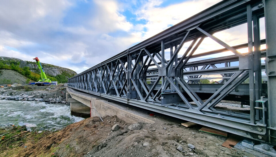 Nå er den midlertidige E6-brua, bygget over den ødelagte, over Badderelva i Nord-Troms åpnet for lysregulert trafikk.