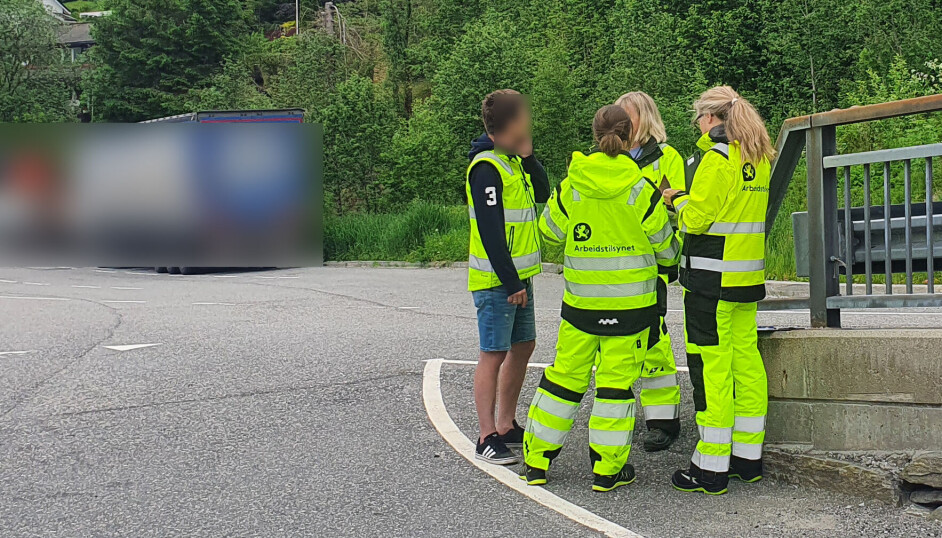 Arbeidstilsynet i samtale med en utenlandsk sjåfør.