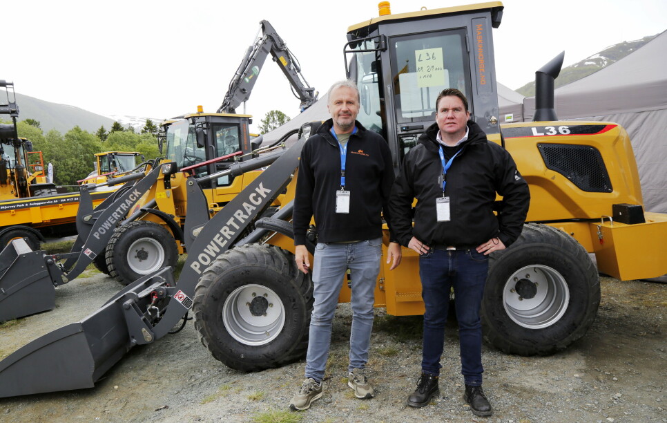 SELGER MASSE: Håvard Haraldsen (t.v.) og Ole Alexander Grothe i Maskinnorge.no foran to Powertrack-modeller. Nå er to nye modeller på trappene.