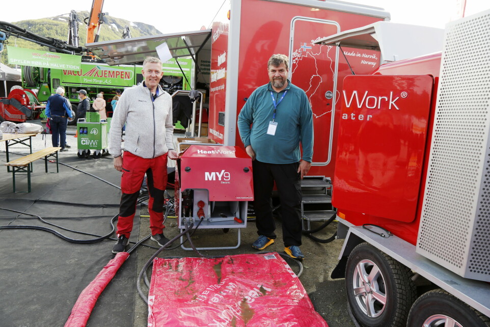 NYHET: Jan-Helge Storvik (t.v.) og Tore Ibsen med Heatwork-nyheten MY9 mellom seg. Dette er en elektrisk teletiner.