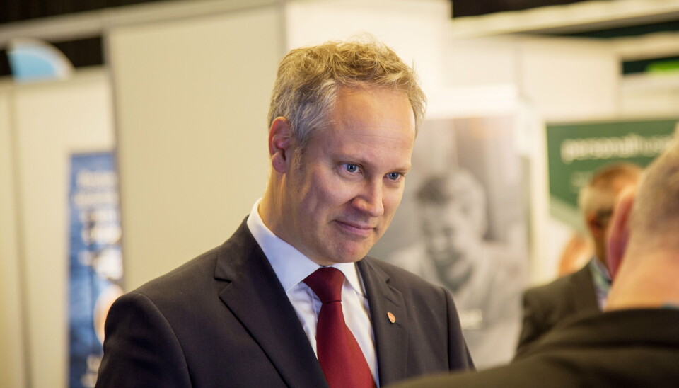 Samferdselsminister Jon-Ivar Nygård sier det kan bli utfordrende å få på plass nok ladeplasser for tunge kjøretøy, blant annet fordi slike kjøretøy stiller store krav til nettkapasitet og arealer.