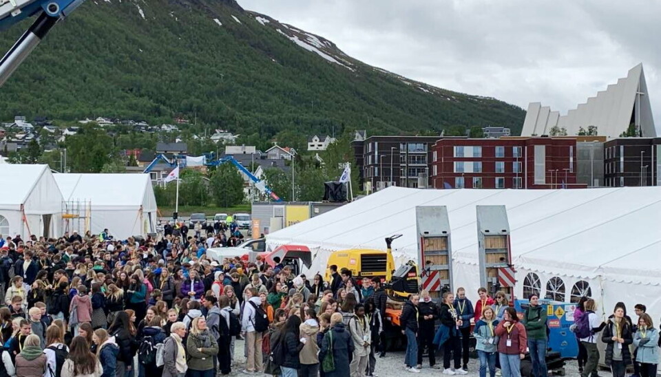 TETT MED FOLK: Forventningsfulle tilskuere venter på den offisielle åpningen av messa.