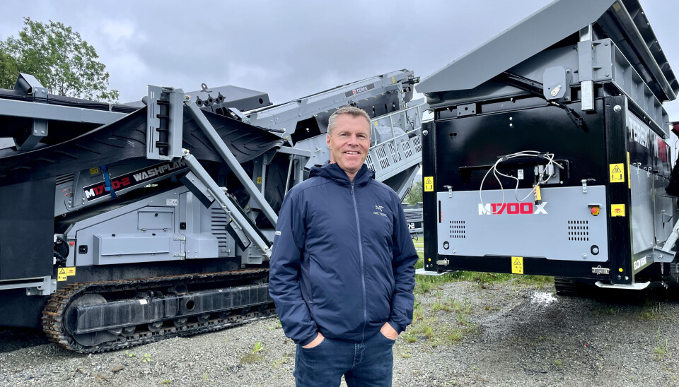 Daglig leder Arne Kenneth Øvstebø i Mineralteknikk ved to Terex M1700-maskiner som kan vaske og tørrsikte masser.
