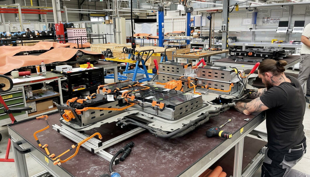 REPARASJON: Ved Stellantis batteri RE-MAN anlegg i Rüsselsheim byttes det ut to batterimoduler på dette batteriet. REPARASJON: Ved Stellantis batteri RE-MAN anlegg i Rüsselsheim byttes det ut to batterimoduler på dette batteriet.