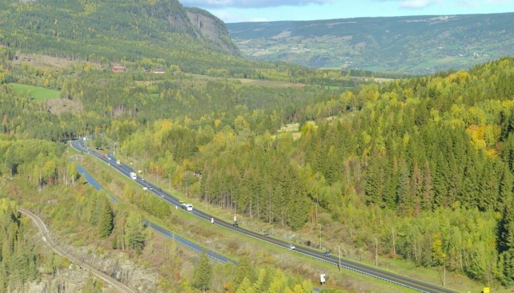 På E6-strekningen mellom Storhove i Lillehammer og Hunderfossen i Øyer skal det bygges 9,6 kilometer med firefelts motorvei, inkludert ny toløpstunnel på ca. 2,6 kilometer forbi Fåberg. Bildet viser eksisterende vei ved Ensby.