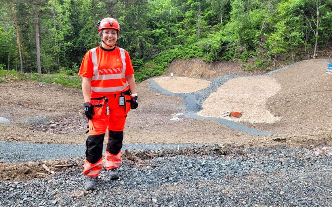 Ida Viddal Vartdal, ytre miljø-koordinator i Statens vegvesen foran nitrogenrenseanlegget i Nordlandsdalen. De lyse flishaugene er filteret som renser nitrogenet. Ida Viddal Vartdal, ytre miljø-koordinator i Statens vegvesen foran nitrogenrenseanlegget i Nordlandsdalen. De lyse flishaugene er filteret som renser nitrogenet.
