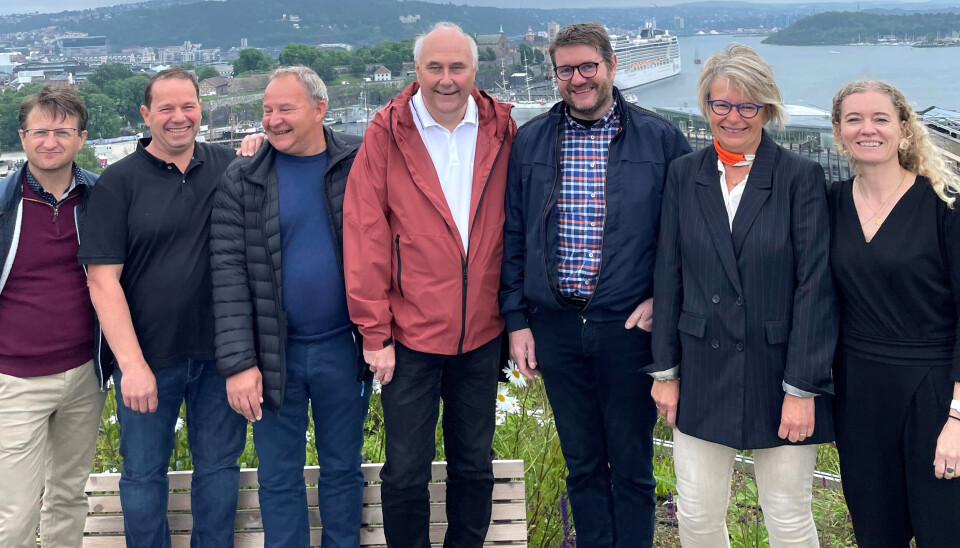 Assemblin har kjøpt Larmerud rørservice AS på Sofiemyr. Til stede ved kontraktsigneringen var (f.v): Henning Olsen (regionssjef service rør Assemblin), Brage Thoresen Larmerud (prosjektleder Larmerud rørservice), Morten Bergseng Larmerud (servicesjef Larmerud rørservice), John Roar Råken (prosjektleder Larmerud rørservice), Geir Sparengen (daglig leder Larmerud rørservice), Kari Elster Hægstad (business controller Assemblin) og Siri Forsberg (CFO Assemblin).
