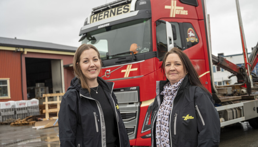DAMENE: Det er damene som styrer i Hernes. Inger Åse Hernes (t.v.) er daglig leder i morselskapet Hernes AS mens Merethe Fossum Johansen er daglig leder i Hernes Transport. DAMENE: Det er damene som styrer i Hernes. Inger Åse Hernes (t.v.) er daglig leder i morselskapet Hernes AS mens Merethe Fossum Johansen er daglig leder i Hernes Transport.