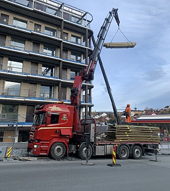 KRAN: Til sammen har Hernes fire kranbiler som spenner opp til 85-tonnemeter. KRAN: Til sammen har Hernes fire kranbiler som spenner opp til 85-tonnemeter.