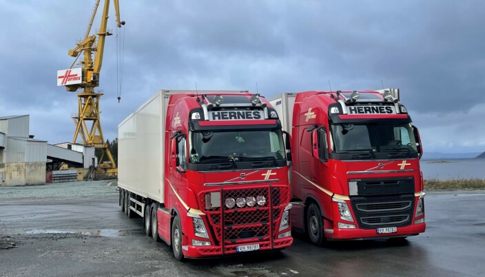 EGEN HAVN: Drift av havner er også en stor del av virksomheten til Hernes-gruppen. Her er to av trekkvognene med termohengere på kaikanten. EGEN HAVN: Drift av havner er også en stor del av virksomheten til Hernes-gruppen. Her er to av trekkvognene med termohengere på kaikanten.