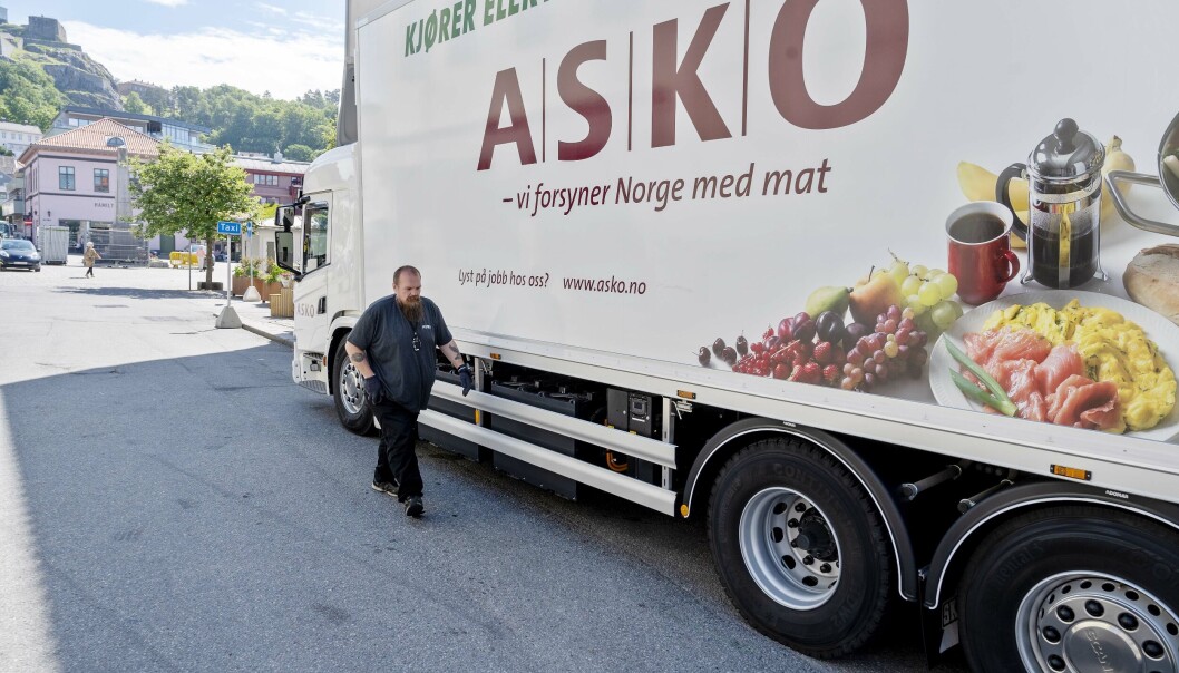 LEVERING: I den optimale verden ville Johan Varis ladet etter han hadde levert i Halden sentrum. Men trange ladeplasser gjør at det enkleste blir å lade på vei inn til byen. LEVERING: I den optimale verden ville Johan Varis ladet etter han hadde levert i Halden sentrum. Men trange ladeplasser gjør at det enkleste blir å lade på vei inn til byen.
