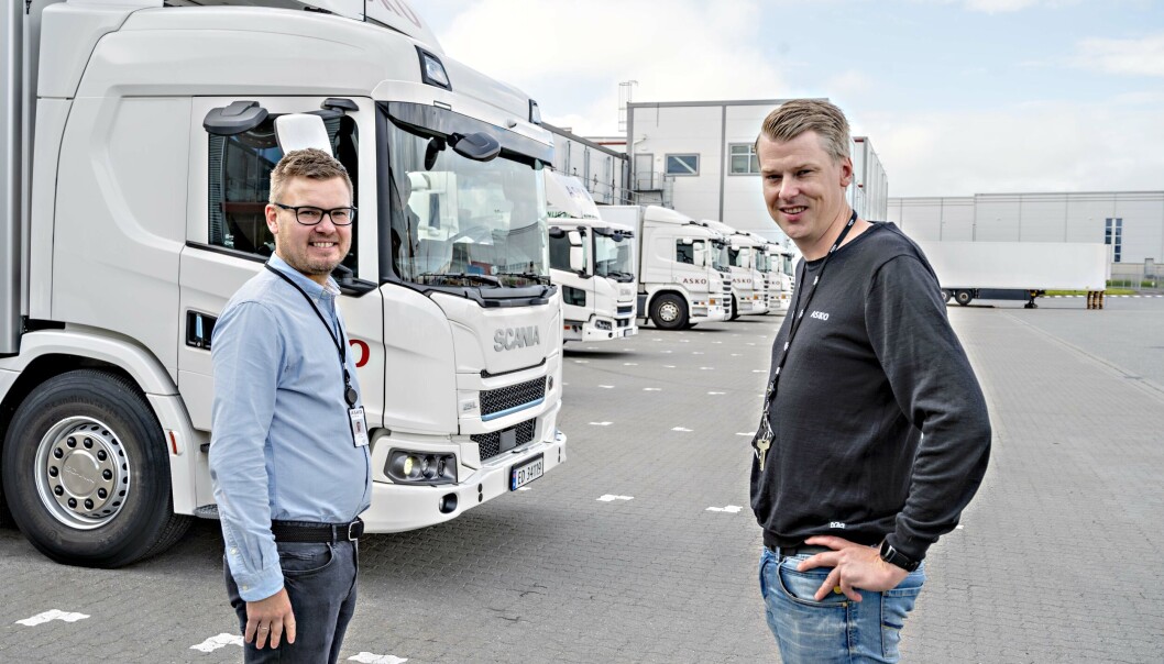 SPENTE: Kai Amund Sletholen (t.v.) og Simen Fearnley i Asko Øst har sju elbiler men skal utvide til 20 i løpet av høsten. SPENTE: Kai Amund Sletholen (t.v.) og Simen Fearnley i Asko Øst har sju elbiler men skal utvide til 20 i løpet av høsten.