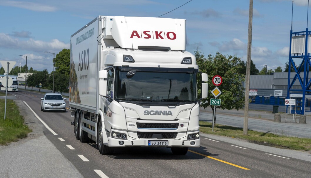 17 MIL: I Asko Øst sin bruk har de elektriske Scania-ene vist seg å gå 17 mil uten lading. Kjølemaskinen må ta litt av skylden for redusert rekkevidde. 17 MIL: I Asko Øst sin bruk har de elektriske Scania-ene vist seg å gå 17 mil uten lading. Kjølemaskinen må ta litt av skylden for redusert rekkevidde.
