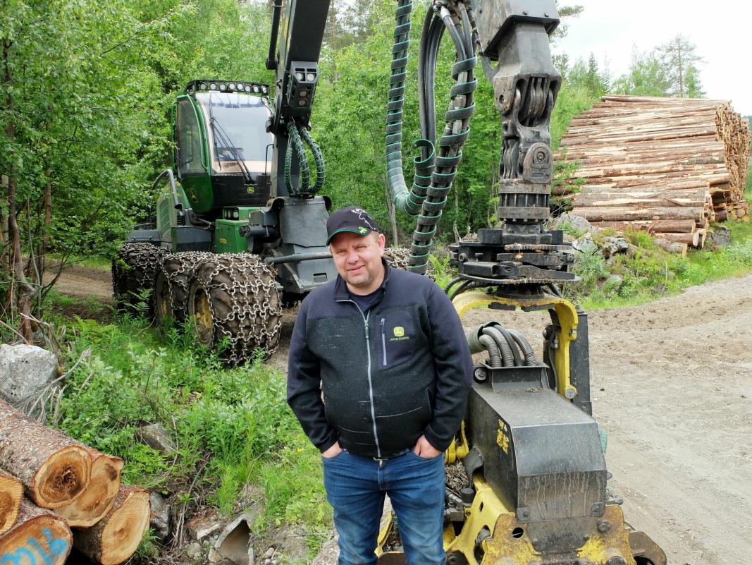 SATSER: Thomas Jamne satser på skogbruket og har bestilt fem nye John Deere-maskiner.
