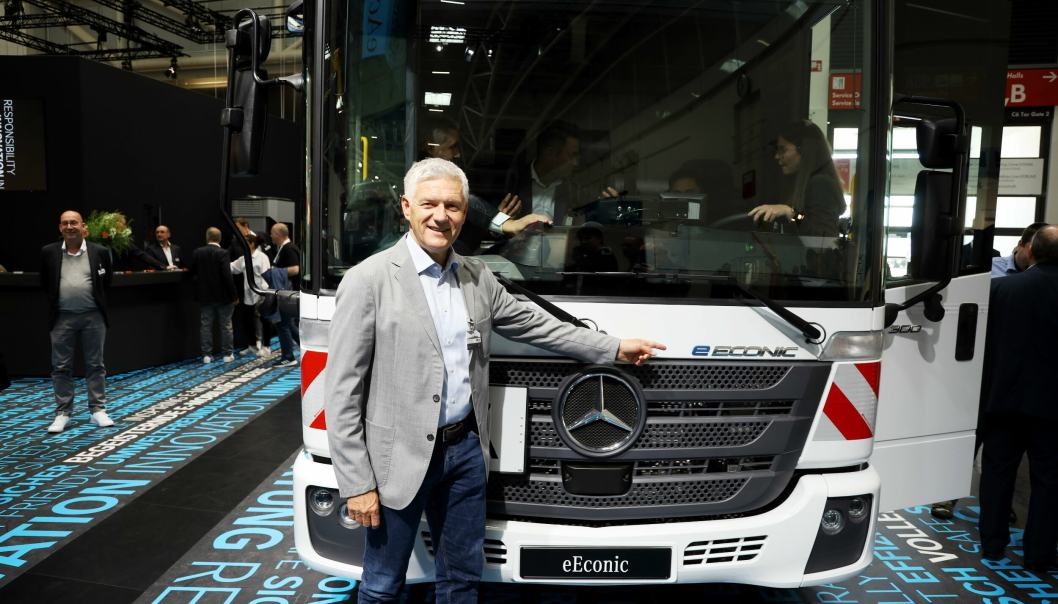 eEconic: Ralf Forcher, sjef for spesialkjøretøy I Mercedes-Benz, forteller at de første bilene skal ut til kunder mot slutten av året. Den første testbilen er allerede ute hos en pilot-kunde.