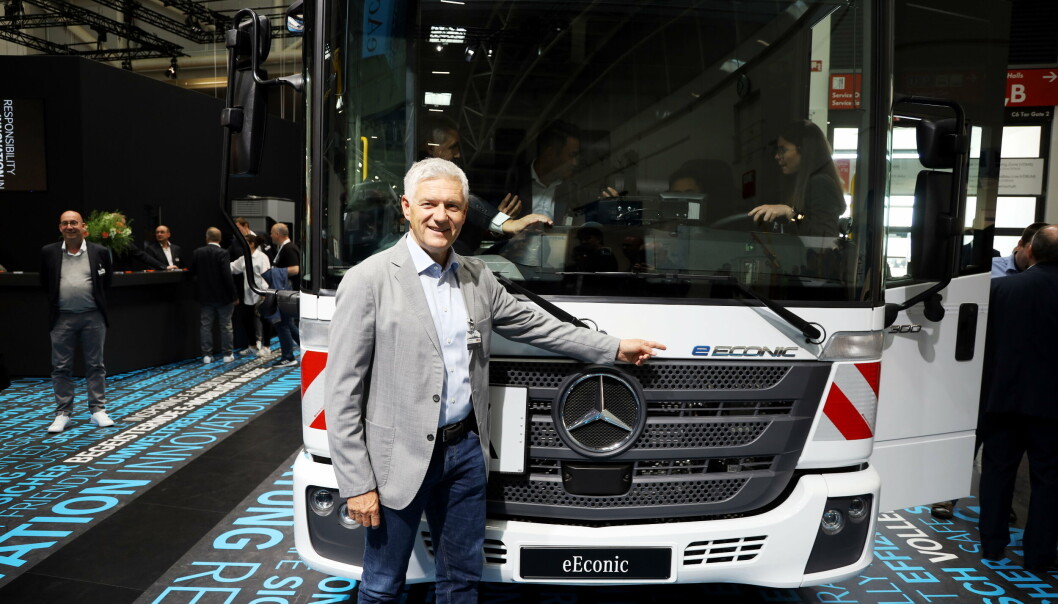 eEconic: Ralf Forcher, sjef for spesialkjøretøy I Mercedes-Benz, forteller at de første bilene skal ut til kunder mot slutten av året. Den første testbilen er allerede ute hos en pilot-kunde. eEconic: Ralf Forcher, sjef for spesialkjøretøy I Mercedes-Benz, forteller at de første bilene skal ut til kunder mot slutten av året. Den første testbilen er allerede ute hos en pilot-kunde.