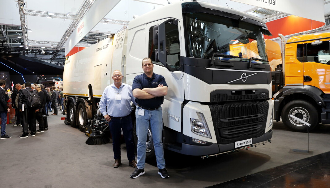 IMG_1292.JPG FEIEBIL: Denne XPowa V120t ble sendt til Norge etter IFAT-utstillingen. Her med Sigurd Stave-duoen Ragnar Kvilesjø (t.v.) og Jonas Angermo. IMG_1292.JPG FEIEBIL: Denne XPowa V120t ble sendt til Norge etter IFAT-utstillingen. Her med Sigurd Stave-duoen Ragnar Kvilesjø (t.v.) og Jonas Angermo.