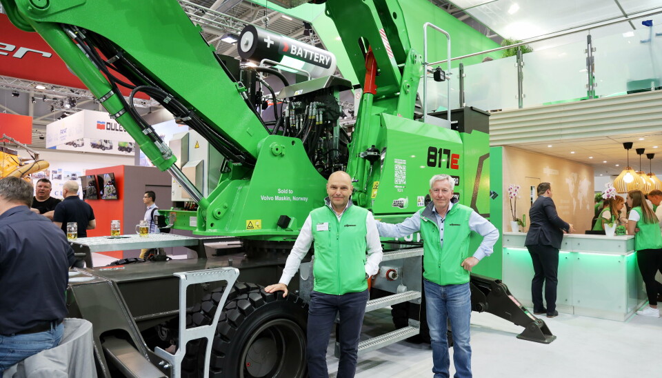 NORSK: Maskinen på bildet kommer til Norge og skal brukes som demomaskin, forteller produktsjef for Sennebogen, Knut Grepperud (t.h.) i Volvo Maskin AS. Her sammen med salgsdirektør David Kristianslund.