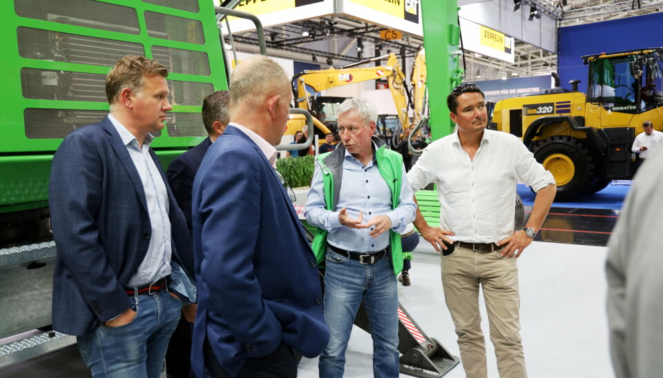 INTERESSE: Knut Grepperud forteller villig vekk om den nye helelektriske 817E til en gruppe fra Ragn-Sells som hadde tatt turen til München.
