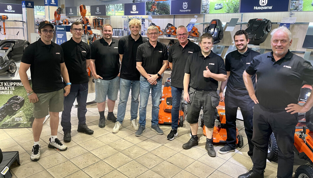 Åtte lokale arbeidsplasser er sikret når Akershus Traktor AS overtar driften av AK Westreng på Bjørkelangen. Det er Odd‐Erik Westreng (t.v.), Justinas Nalivaiko, Ole Kristian Sæther, Jens Eivind Bergsjø, Sigbjørn Westreng (daglig leder i Westreng Maskin), Kåre Lie, Ronny Severinsen, Hans Magnus Kongtorp og Ole Hveem (daglig leder i Akershus Traktor) veldig glade for. Åtte lokale arbeidsplasser er sikret når Akershus Traktor AS overtar driften av AK Westreng på Bjørkelangen. Det er Odd‐Erik Westreng (t.v.), Justinas Nalivaiko, Ole Kristian Sæther, Jens Eivind Bergsjø, Sigbjørn Westreng (daglig leder i Westreng Maskin), Kåre Lie, Ronny Severinsen, Hans Magnus Kongtorp og Ole Hveem (daglig leder i Akershus Traktor) veldig glade for.