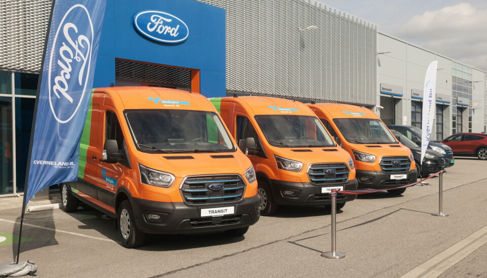 LEVERT: De tre første Ford Pro helektriske Ford E-Transit i Norge er levert til NorEngros Kjosavik.