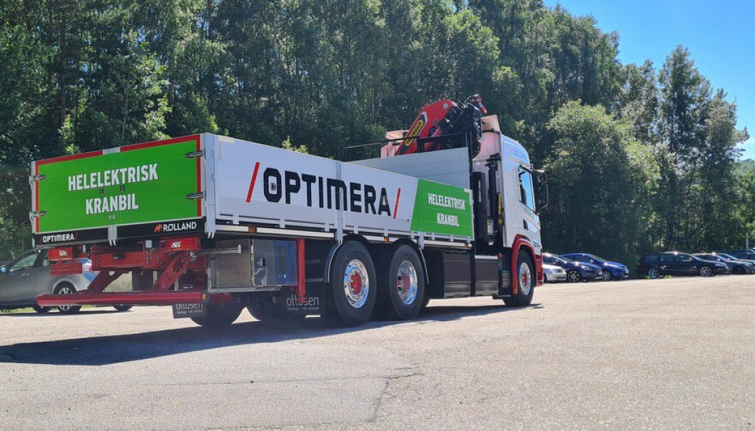 Optimera vil satse mer på elektriske kranbiler fremover. Her den siste, en Scania P 230, hos Rølland Transport som går i trafikk for Optimera.