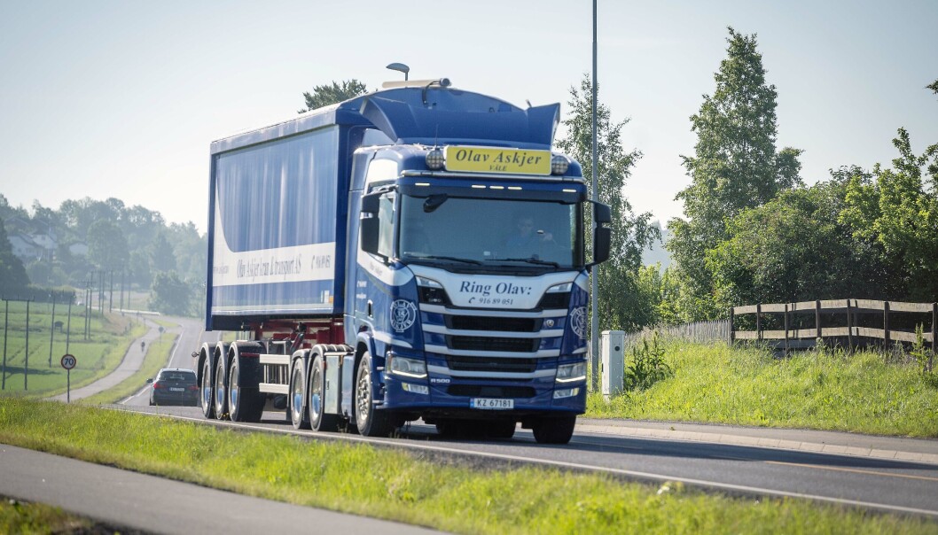 HØY: Det er ikke mange tippsemier i Norge som er 448 centimeter høy. Spesialhengeren som Olav Askjer kjører gips med er bygget for nettopp den jobben. HØY: Det er ikke mange tippsemier i Norge som er 448 centimeter høy. Spesialhengeren som Olav Askjer kjører gips med er bygget for nettopp den jobben.