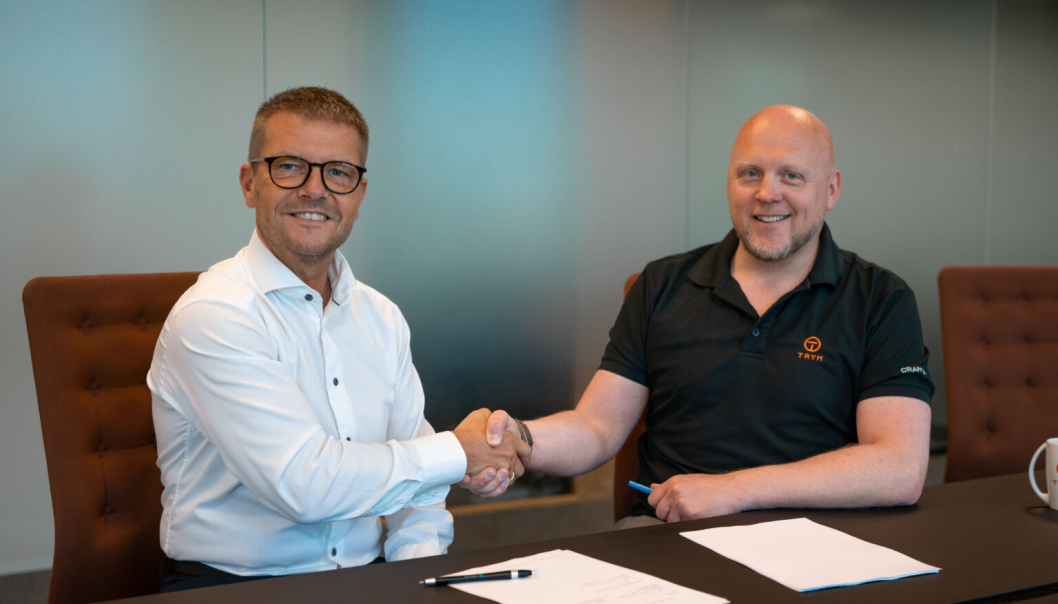 Fra venstre: Thomas Mollerup, administrerende direktør i Aarsleff Rail, og Karl Johan Kopreitan, eier og styreleder i Trym, var begge fornøyde etter signering av avtalen om kjøp av Trym Anlegg.