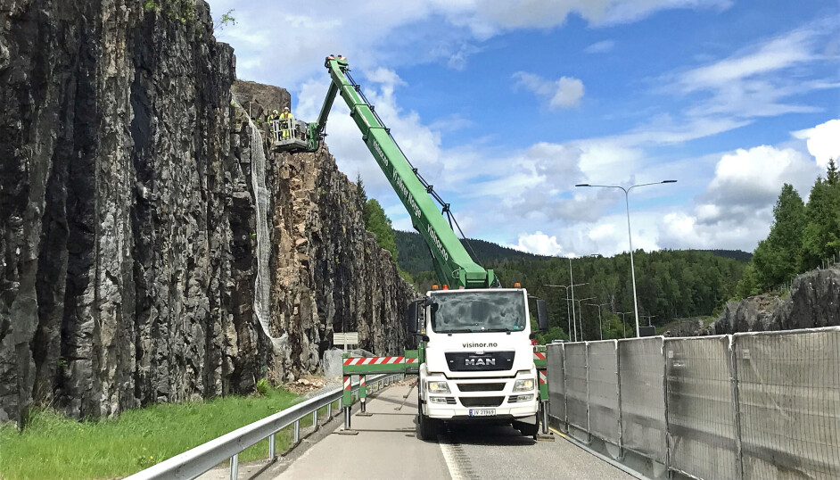 Natt til fredag 1. juli fjernes alle sperringer, og alle fire feltene på E18 gjennom Vestfold blir igjen tilgjengelig for trafikantene. Bildet er fra fjellsikringsarbeid ved Tollerud i Sande.
