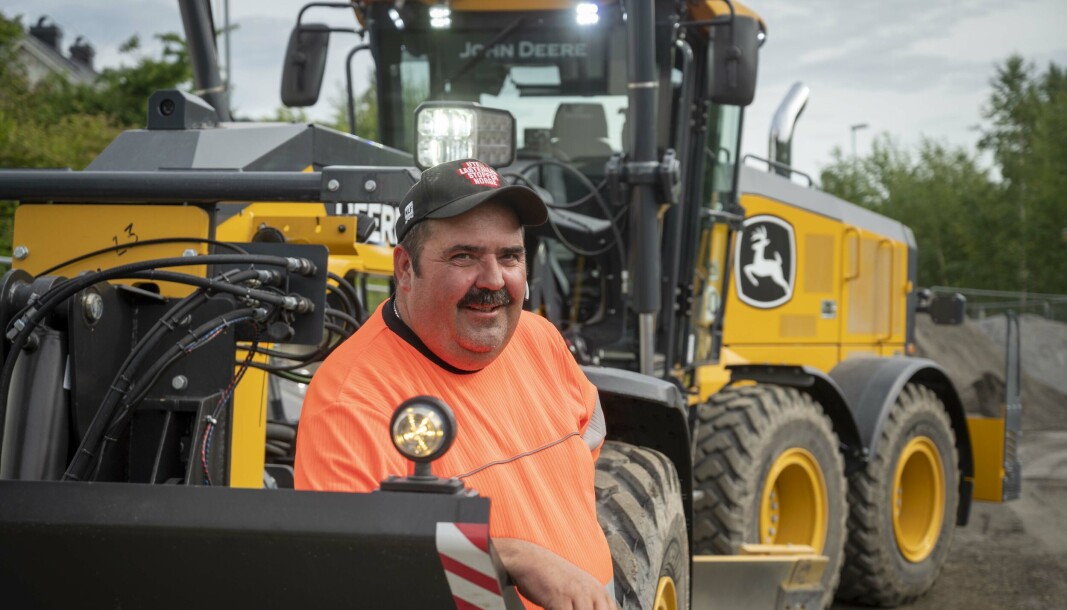 NY HØVEL: Ove Henning Gilen i Stian Brenden Maskinservice tok nylig i bruk ny John Deere 672 veghøvel. Den er den første av sitt slag i Norge. NY HØVEL: Ove Henning Gilen i Stian Brenden Maskinservice tok nylig i bruk ny John Deere 672 veghøvel. Den er den første av sitt slag i Norge.