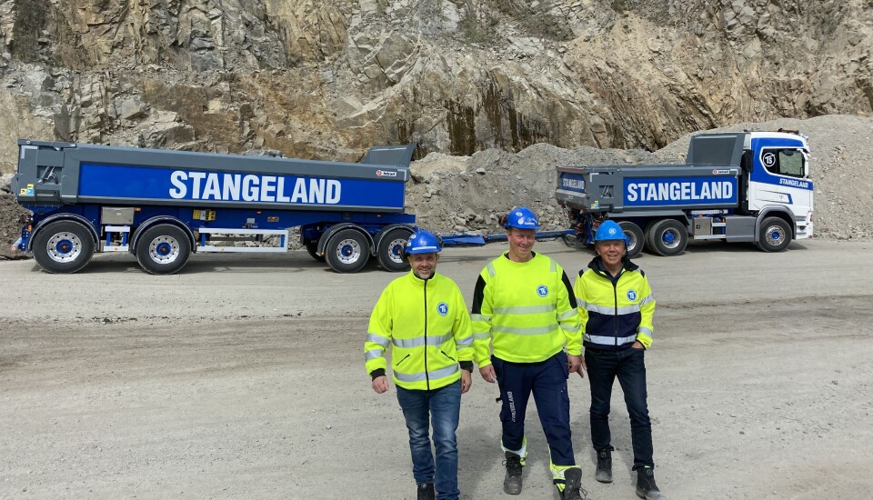 Stangeland har nylig mottatt åtte nye Istrail-hengere dimensjonert for 60-tonns-kjøring. De går fast ute i drift, og lastebil-koordinatorenes rolle er å planlegge effektive turer ut fra veiene som massen skal fraktes på slik at det blir mindre utslipp pr. tonn transportert. Her er Svenn-Håvard Lauvås Livik (transportkoordinator), Henning Sjursen (sjåfør) og Kjell Arild Egeland (maskin- og transportsjef) foran det første settet som ble satt i arbeid.