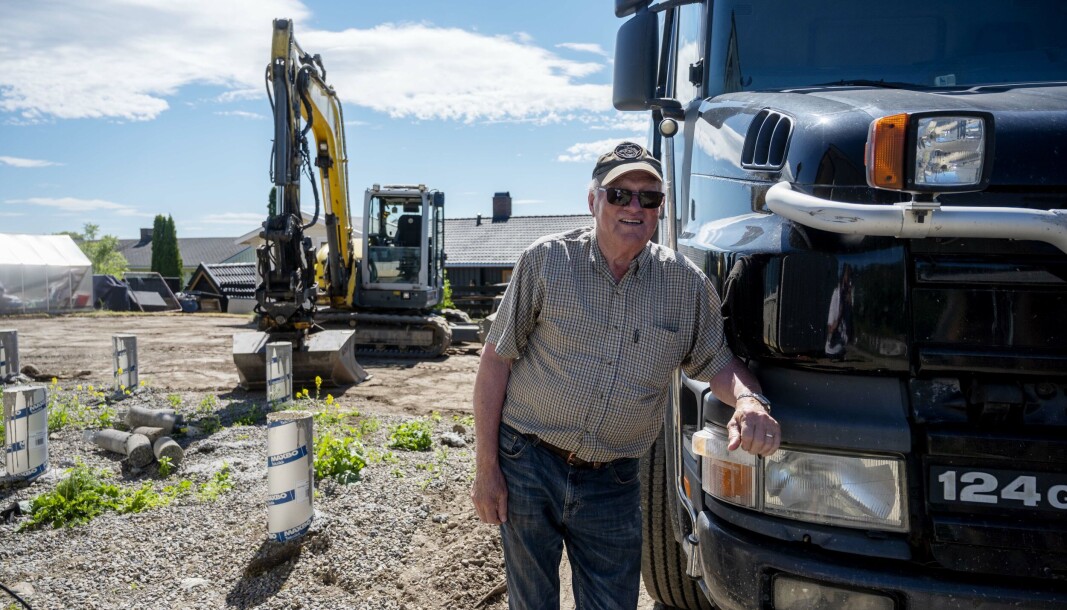HVER DAG: Selv om Asbjørn Meland har passert 87 år er han på jobb hver dag for Jørn Nikolaisen på Hamar. Scania 124-en han kjører er fra 1998. HVER DAG: Selv om Asbjørn Meland har passert 87 år er han på jobb hver dag for Jørn Nikolaisen på Hamar. Scania 124-en han kjører er fra 1998.