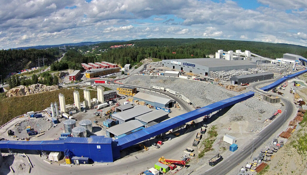 Fabrikkene på Åsland er snart jevnet med jorden. I mange år har området vært brukt til å ta ut masser fra tunneldriving med tunnelboremaskin og fabrikkering av betongelementer til tunnel. Anleggsområdet og området bak er bygget opp med tunnelmasser og skal bli natur- og friluftsområde.