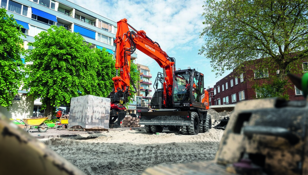 HJULGRAVER: Ettersom Hitachi ikke har sluppet noe bilde av ZX95W-7, så illustrerer vi artikkelen med den større og nye modellen ZX135W-7. HJULGRAVER: Ettersom Hitachi ikke har sluppet noe bilde av ZX95W-7, så illustrerer vi artikkelen med den større og nye modellen ZX135W-7.
