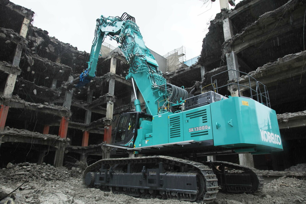 KRAFTIG: Den 130 tonn tunge Kobelco-maskinen SK1300DLC-10E strekker seg på det meste 40 meter til værs og kan ha 4,3 tonn i klypa ytterst. KRAFTIG: Den 130 tonn tunge Kobelco-maskinen SK1300DLC-10E strekker seg på det meste 40 meter til værs og kan ha 4,3 tonn i klypa ytterst.