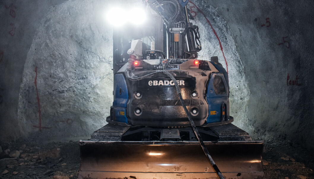 ELEKTRISK: eBadger på 14,5 tonn og rekkevidde opp til 6,5 meter, går på strøm via kabel for jobb i tunnel. ELEKTRISK: eBadger på 14,5 tonn og rekkevidde opp til 6,5 meter, går på strøm via kabel for jobb i tunnel.