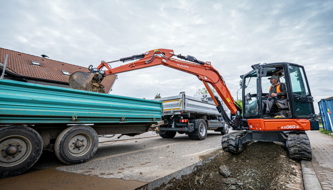 MINIGRAVER: En Kubota KX060-5 laster opp en bil i bymiljø. MINIGRAVER: En Kubota KX060-5 laster opp en bil i bymiljø.